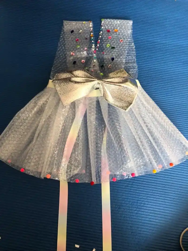 环保时装秀来啦～用包快递的泡沫袋,给女儿做一个时尚的小裙子吧 - 抖