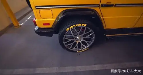 停车场看到一台奔驰g,被改装成这样,颜色很少见
