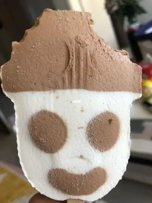 刚发现睫毛一根 我是吃还是不吃#娃娃头雪糕  #伊利雪糕