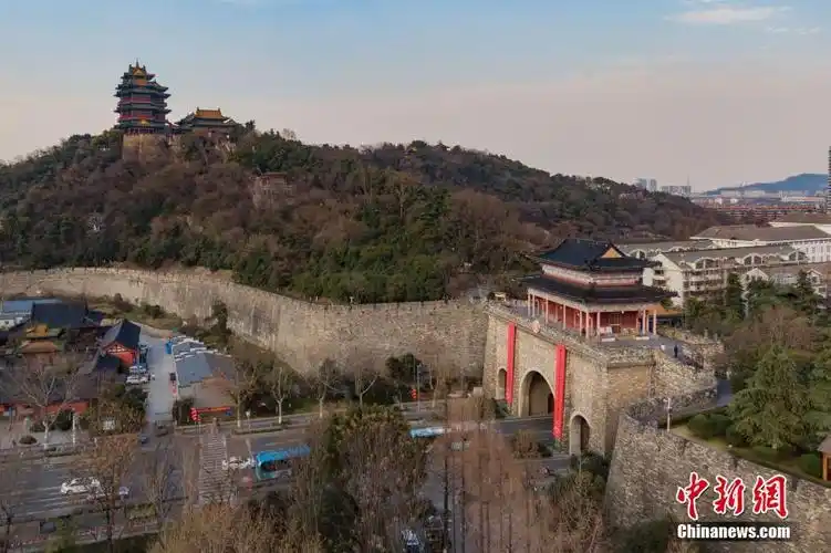 南京明城墙挂春联添年味