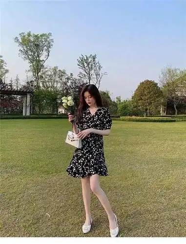 穿碎花裙在夏天搭什么鞋子好看?时髦精们都爱这样穿,优雅显气质