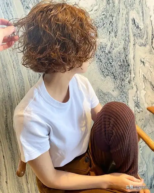 短发烫发图片小卷洋气(要想发型美) - 赤虎壹号