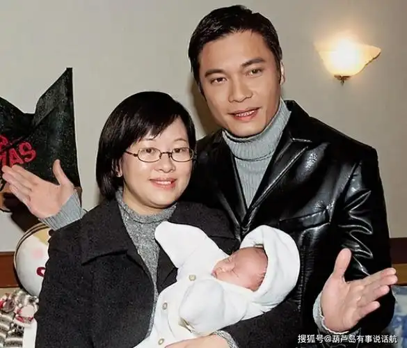 58岁罗嘉良全家照老婆是女演员苏岩女儿长发飘飘大眼睛迷人