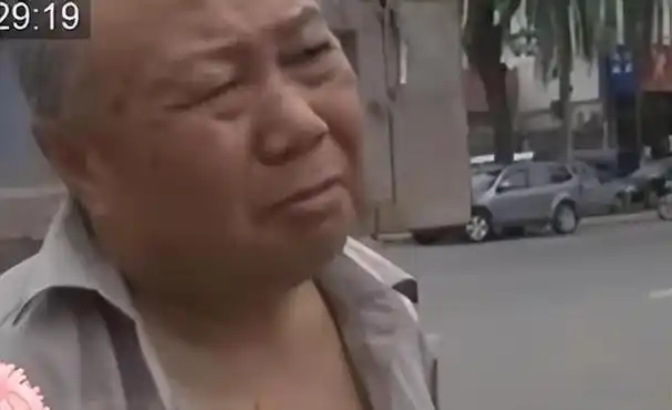 回顾六旬老头打儿媳把头按进马桶用手挖眼睛老头只是吓唬吓唬