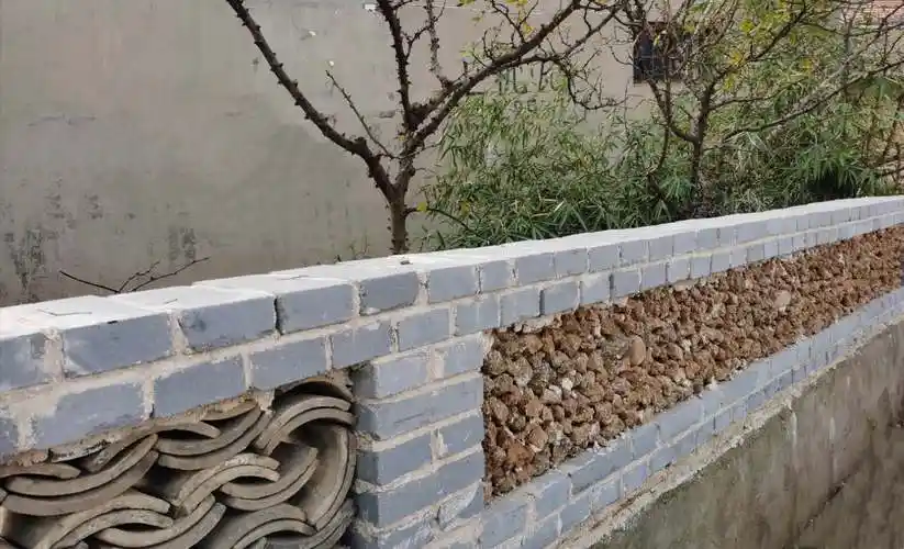 建造的花池材料很多就是就地取材,旧物利用