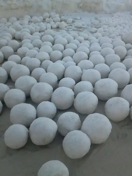 俄一村庄河边现大量神秘雪球 如"雪人游行"(图)