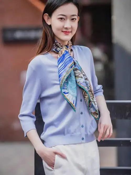 鄂尔多斯1980#夏款上新浅蓝针织衫搭配素色纯麻直筒裤加以蓝色印花