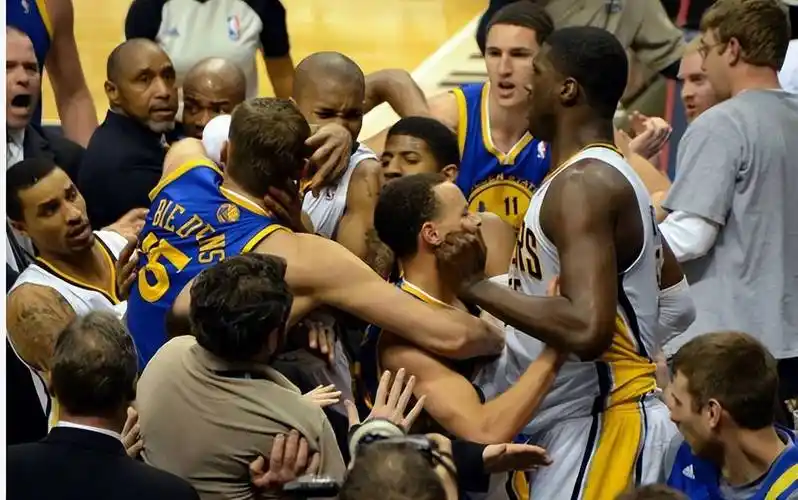 盘点库里5大冲突被欺负的时刻,打架从没赢过!_施罗德_1_nba