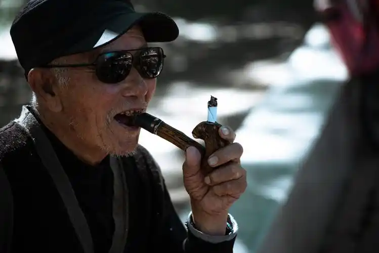 吸旱烟的老人2 - 亮哥迦南美拍