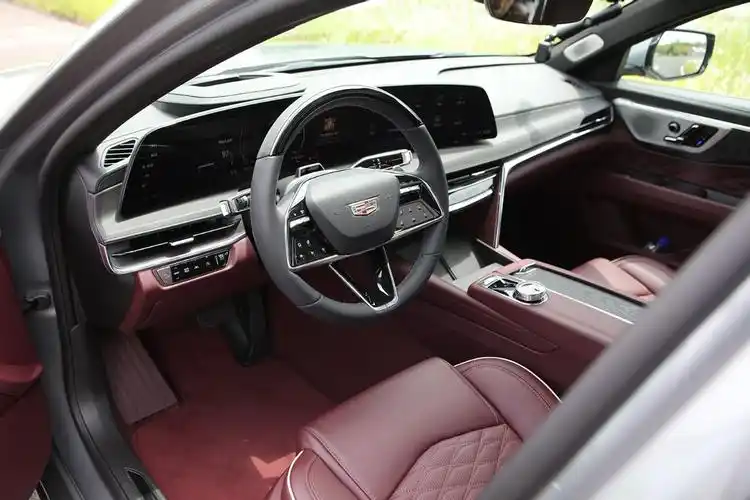 凯迪拉克ct6这次全新改款,外观方面作了迎合时代的小修改,但内饰设计