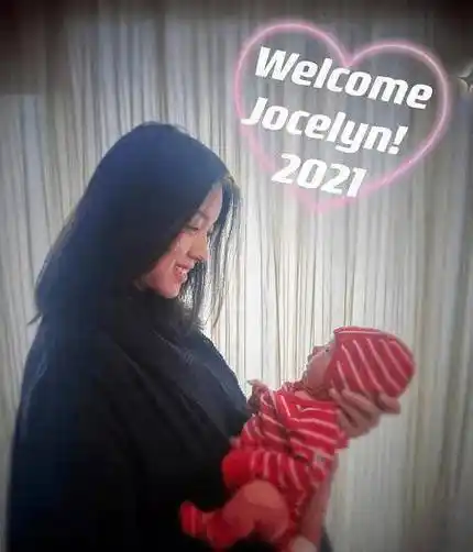 世姐张梓琳二胎得女!穿休闲装抱娃跟五年前没差别,颜值也太高了