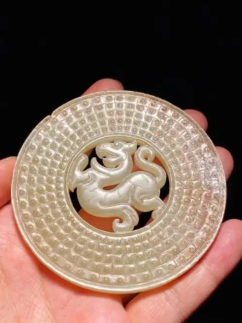 战国和田玉籽料谷纹龙纹壁玉壁挂件