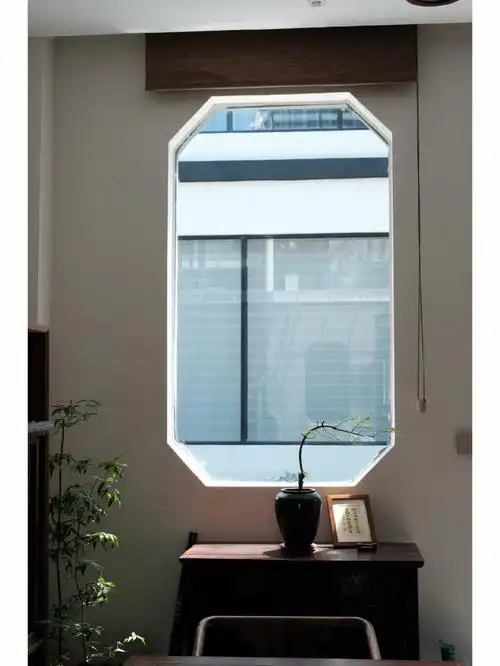 八角窗里洒下来的阳光明媚了一整个午后