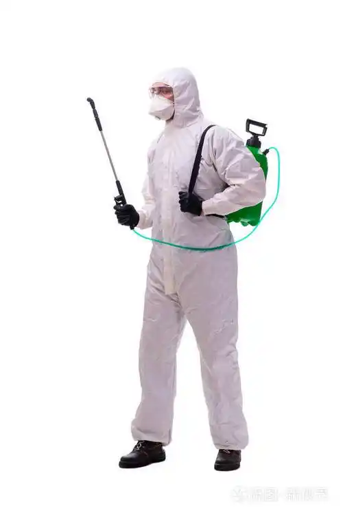 冠状病毒概念中的年轻男性承包商消毒