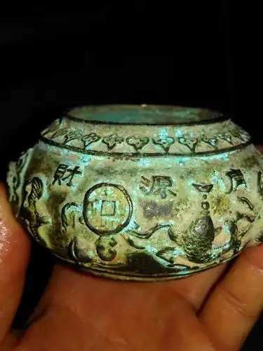 我有收藏的一个大明宣德聚宝盆,罐身有五路财神,财源广进,的字样,还有