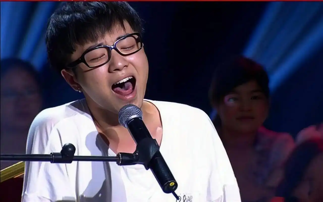 刚出道时的华晨宇又土又丑,凭啥成了华语乐坛永远的神?