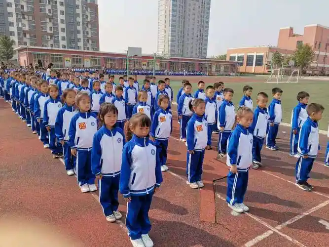 莱西市香港路小学举行"学规范比素质,展风采迎国庆"队列队形比赛