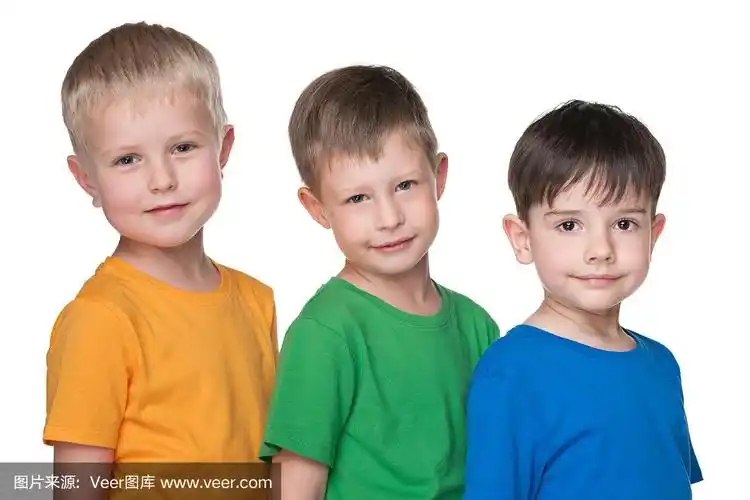 三个小朋友在一起