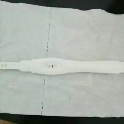 我测了两次验孕棒,两次验孕纸,都是两条杠,一深一浅(图示结果)应该