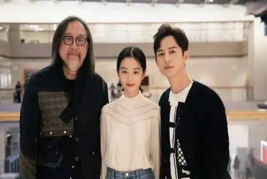 近日,多多同班同学爆料因为多多早恋,和男朋友在图书馆有不雅行为被拍