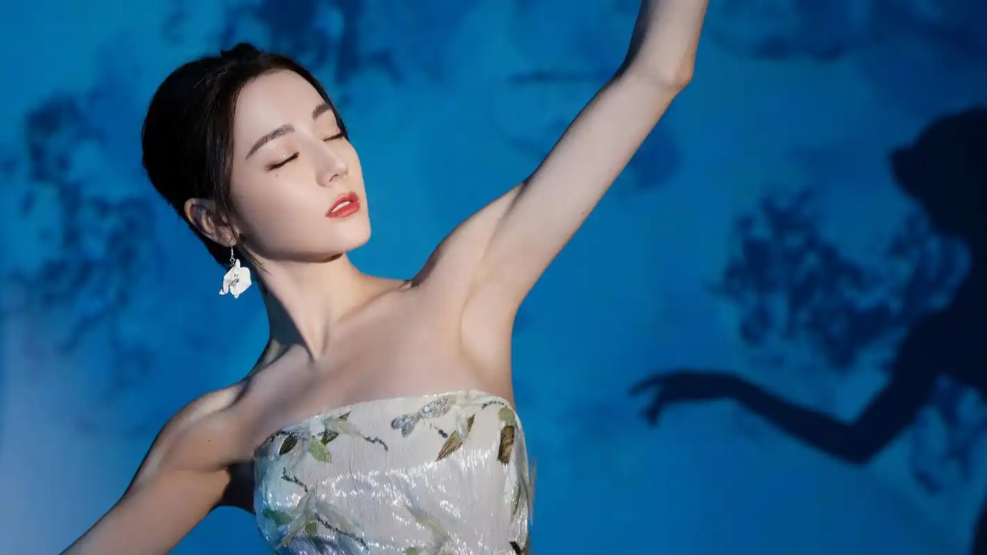 美女迪丽热巴写真桌面壁纸