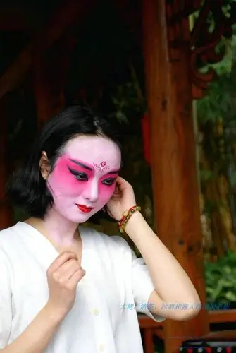 漂亮姑娘小月亮的戏曲妆造型