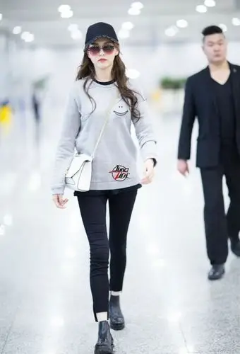 唐嫣机场街拍 极简穿搭又瘦又美