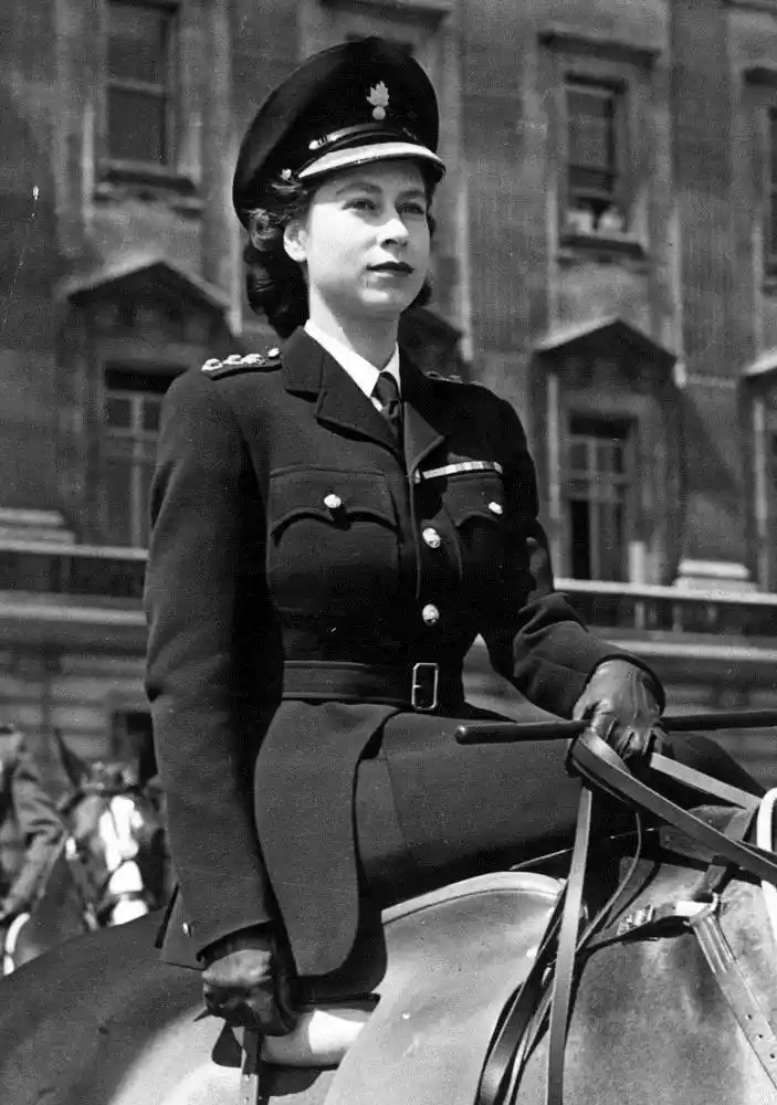 伊丽莎白二世:从完美公主走向一代女王