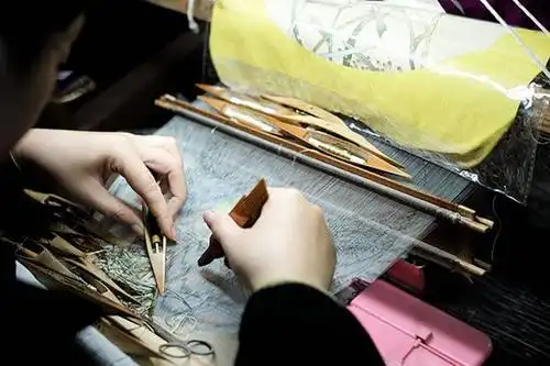 2018年11月16日,江苏省苏州民间缂丝工艺展示. 视觉中国 图