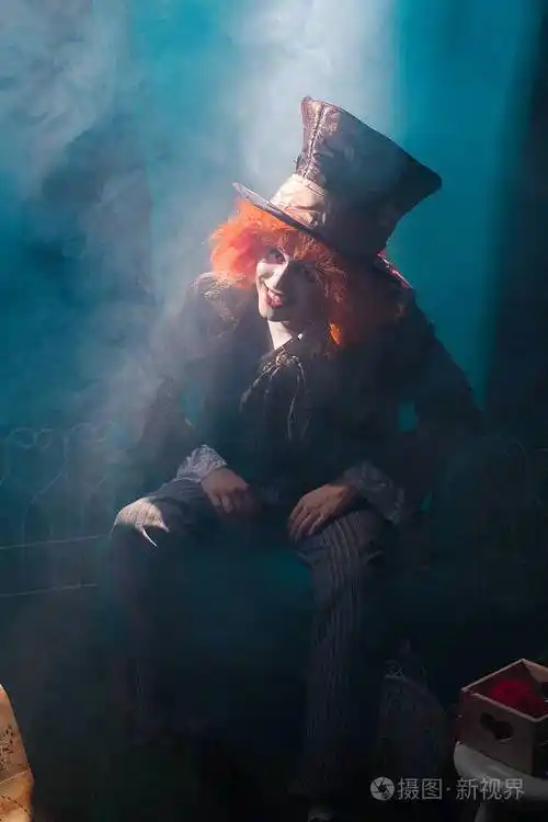 疯帽匠坐在椅子上