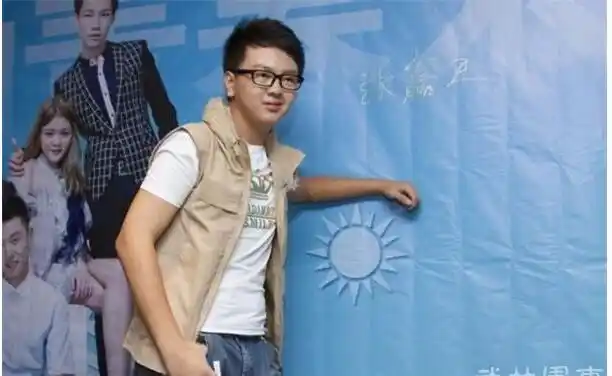 当张赢天面对老师的时候,也是丝毫没有害怕的感觉,甚至在老师批评他的