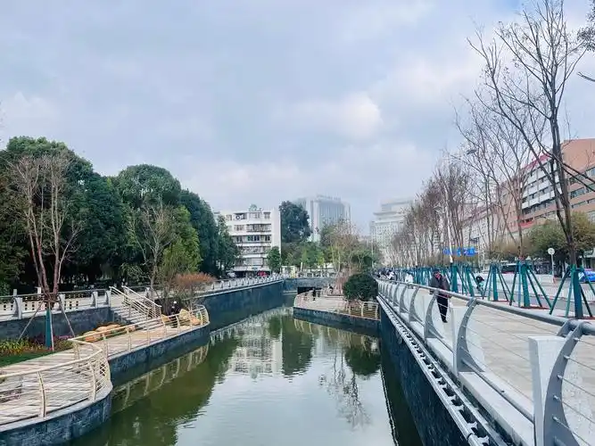 篆塘河复明通水风景优美不少市民驻足拍照