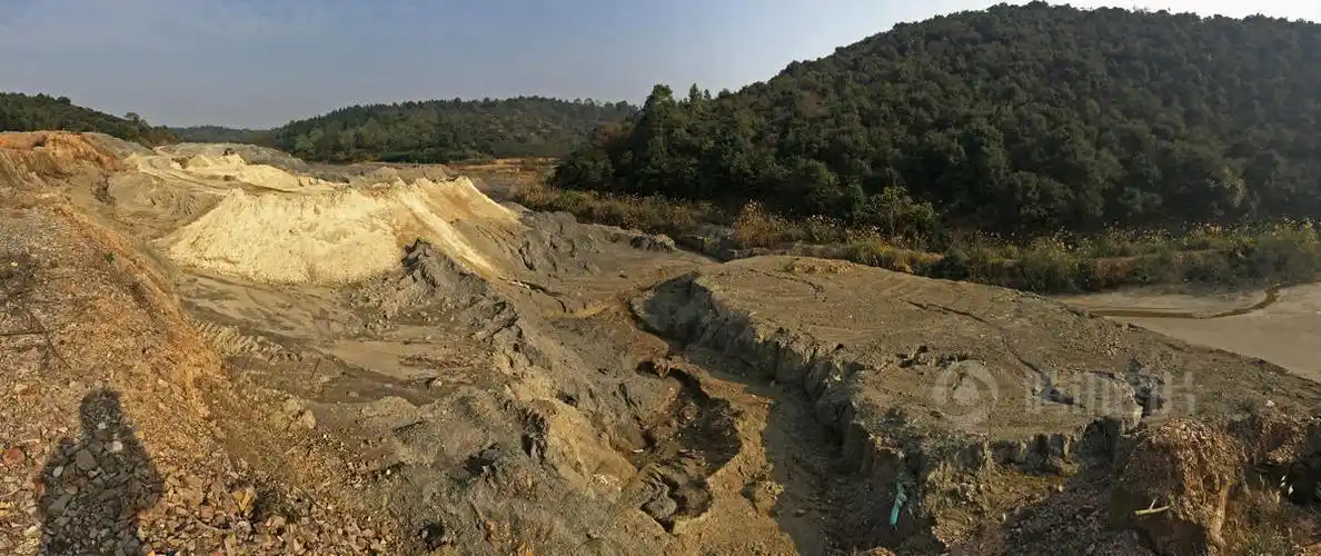 在桃源县陬市镇和架桥镇之间,原本是碧水青山的山谷,如今,这里堆积着