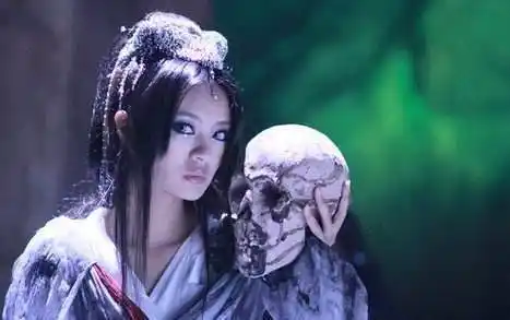安以轩为了配合白骨精的身份还特意使用了白色头骨道具,倒是挺吓人的