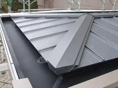 与屋面瓦棱板搭接波谷处可用泡沫堵头填塞防水胶漆两遍,以防渗水泛水