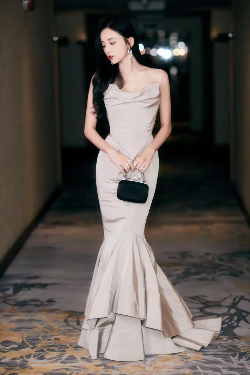 明星,性感,写真,高清,演员,古力娜扎,美女明星,礼服,长裙,抹胸,娜扎