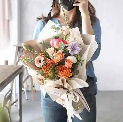 在韩国的花店,"对镜自拍"已经是一种潮流,特别是独立的花艺师们,做好