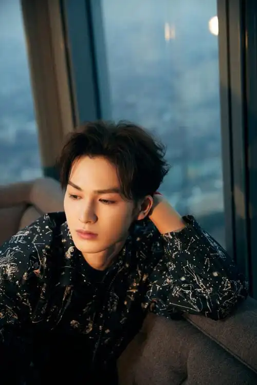 风度星讯#@theo-朱正廷身着华伦天奴2021早春星座印花风衣亮相品牌