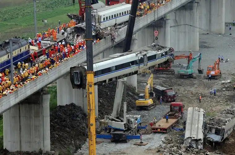 直击 温州动车追尾脱轨