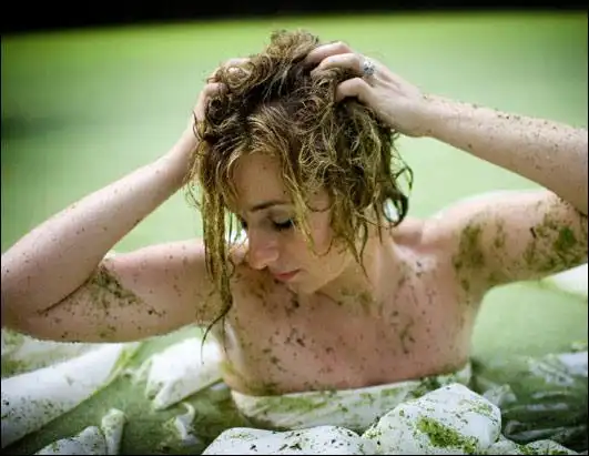 这位新娘选择让沼泽里的污秽玷污掉她洁白的婚纱.