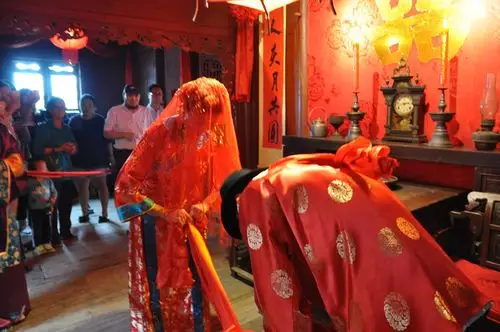 结婚典礼,让相爱夫妻重温激情,燃烧的时刻,也让单身狗们体会体会拜堂