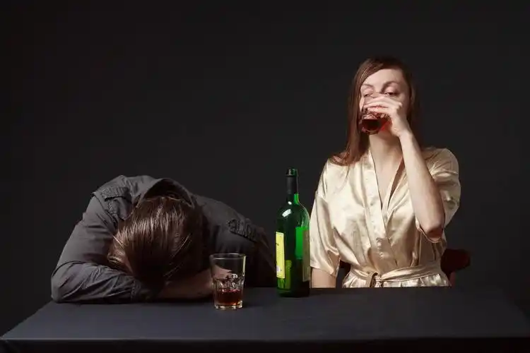 男人,女人,喝酒,瓶子,桌子,醉酒,睡觉,妻子,钢铁,玻璃杯