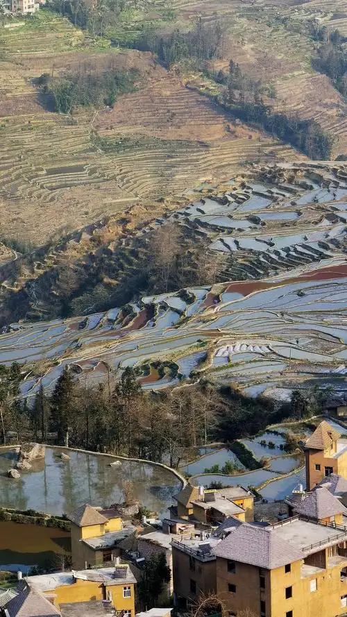 云南:元阳爱春蓝梯田里的哈尼族少儿