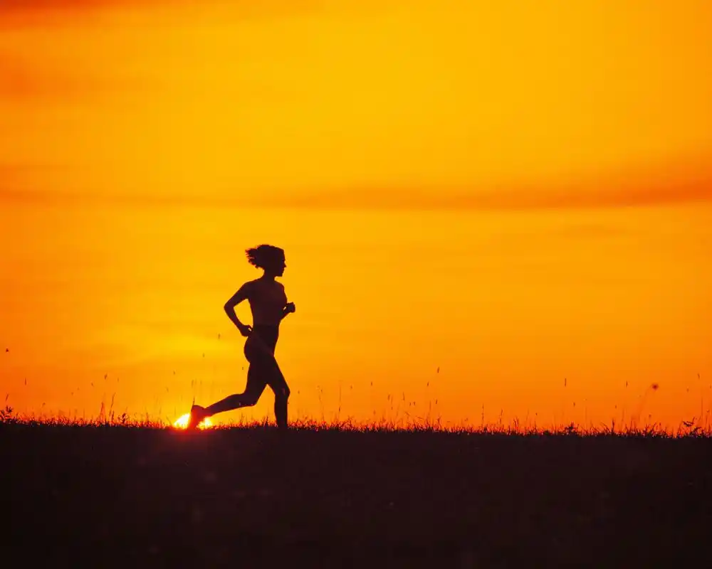 夕阳下奔跑的女孩壁纸