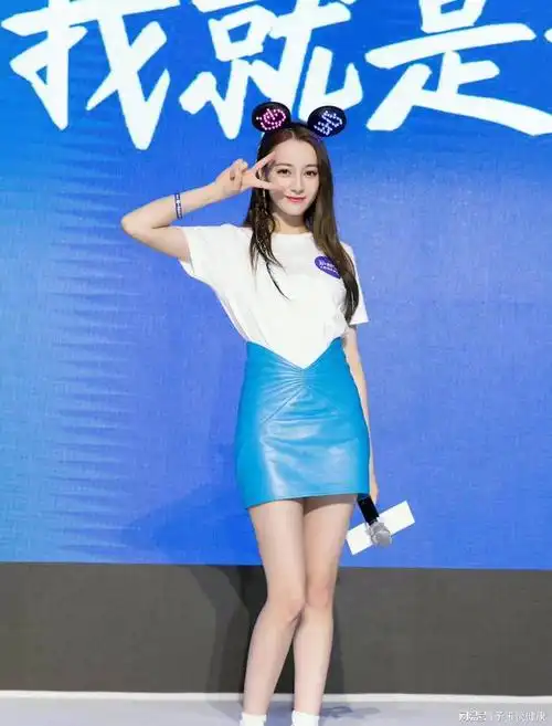 看来看去还是觉得热巴穿皮裙更好看照着学准没错