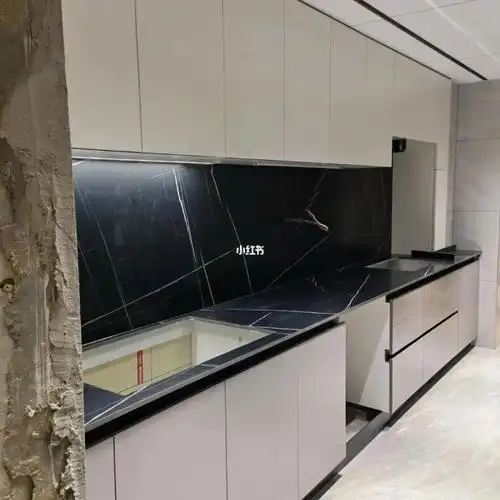 黑色石英石水槽是好看但是太…重…了感觉师傅把水槽搬到台面上挺费劲