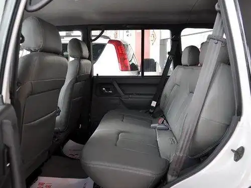 此外黑金刚支持座椅腰部支撑调节和后排座椅按比例放倒,行李箱空间不