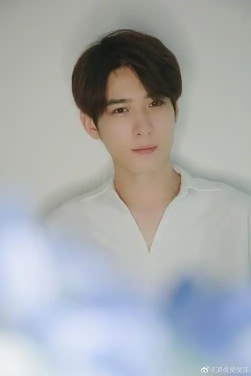 吴昊泽超话92营个业,来自深夜不时尚的不大片创作#流行色出街look