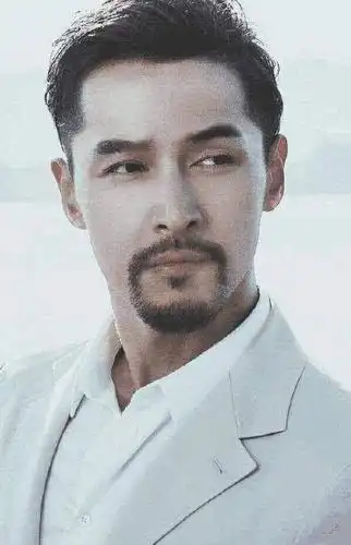 胡子的样子看起来少了之前小鲜肉的嫩,多了一些他这个年龄该有的成熟