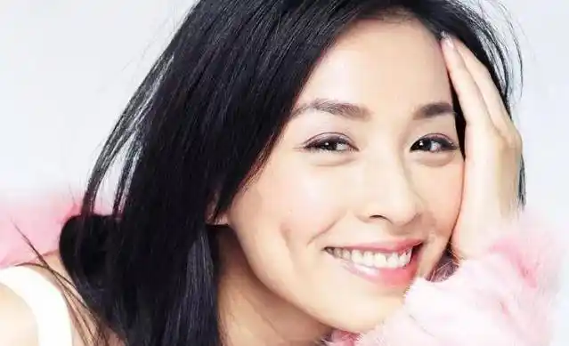 当时成为了最有名气的女演员,尤其是张静初的酒窝很有辨识度,看上去